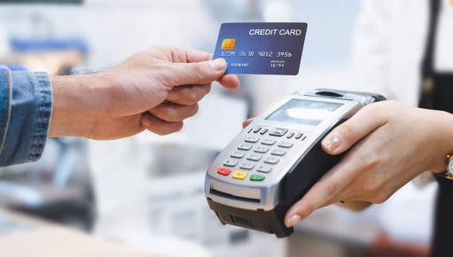 Pandemia rriti perdorimin e kartave bankare: 11 mln pagesa vetem ne 2020